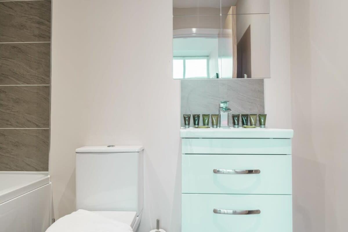 Bright 1 Bed Apartment Manchester - Sleeps 2 ภายนอก รูปภาพ