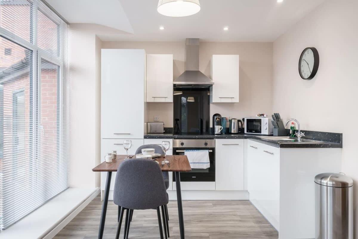 Bright 1 Bed Apartment Manchester - Sleeps 2 ภายนอก รูปภาพ